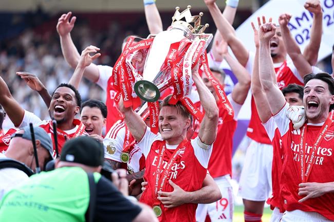 Những hình ảnh về màn nâng cúp Premier League của Arsenal 3 Những hình ảnh về màn nâng cúp Premier League của Arsenal 3