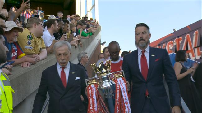 Những hình ảnh về màn nâng cúp Premier League của Arsenal 1 Những hình ảnh về màn nâng cúp Premier League của Arsenal 1