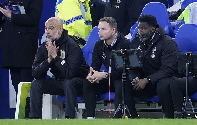 Hai trợ lý thân cận theo chân Pep rời Man City