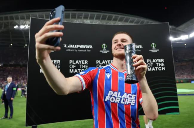 Adam Wharton bỏ lỡ một phần màn ăn mừng của Crystal Palace