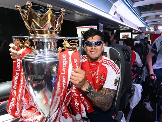 Barca bất ngờ tiếp cận hậu vệ Piero Hincapie của Arsenal. Barca bat ngo tiep can hau ve Piero Hincapie cua Arsenal.