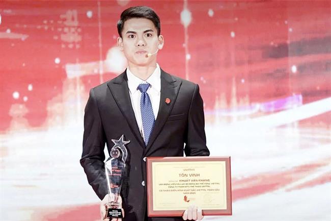 Khuất Văn Khang được tôn vinh trước bán kết Cúp quốc gia