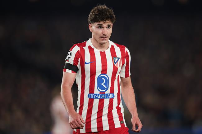 Atletico Madrid công kích Barcelona vì vụ Julian Alvarez