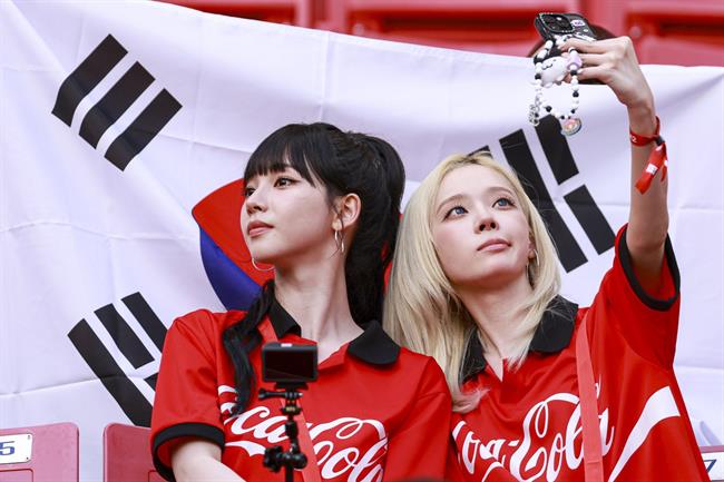 Dàn mỹ nhân K-pop tiếp lửa cho ĐT Hàn Quốc tại World Cup 1