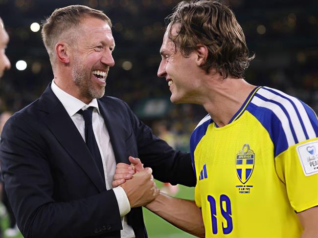 Graham Potter chảy máu tai khi ăn mừng cùng ĐT Thụy Điển 1 Graham Potter chảy máu tai khi ăn mừng cùng ĐT Thụy Điển 1