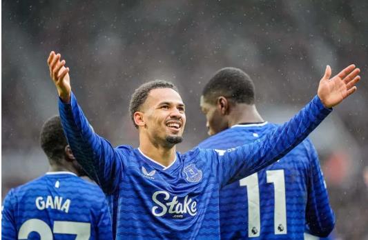 Iliman Ndiaye có câu trả lời cho MU và Arsenal
