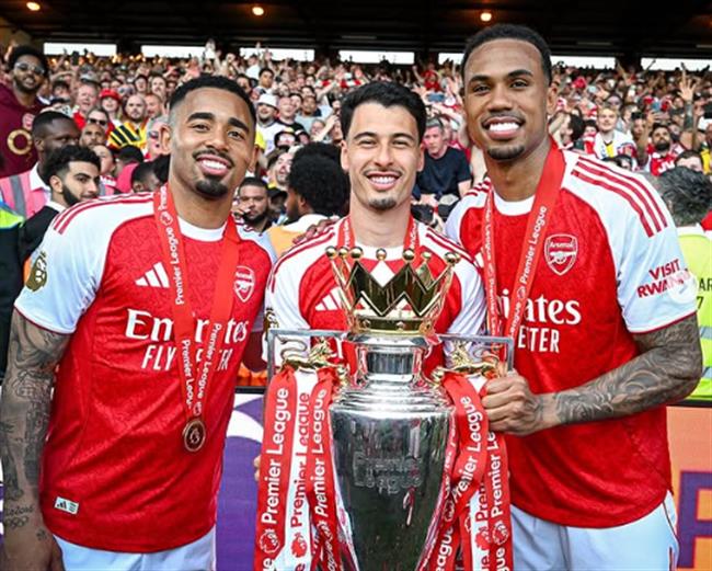 Huyền thoại ủng hộ Arsenal bán 3 cầu thủ