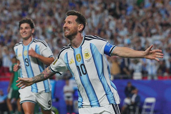 Scaloni ngả mũ trước Messi sau cú hat-trick lịch sử
