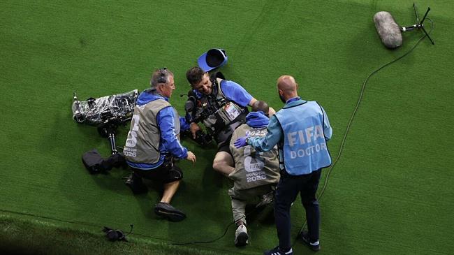 Ngôi sao Man City khiến quay phim World Cup nhập viện