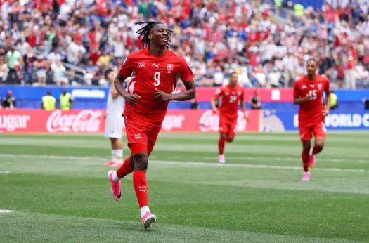 Bayern Munich được khuyên nên vượt mặt MU vụ Johan Manzambi