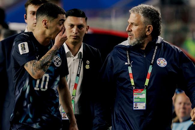 Sao Paraguay nhận thẻ đỏ lịch sử tại World Cup