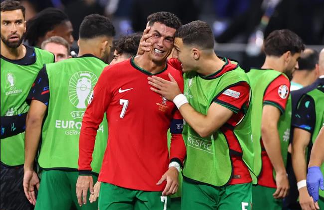 Ruben Dias lên tiếng bảo vệ Cristiano Ronaldo: "Đó chỉ là những chỉ trích vô hại"