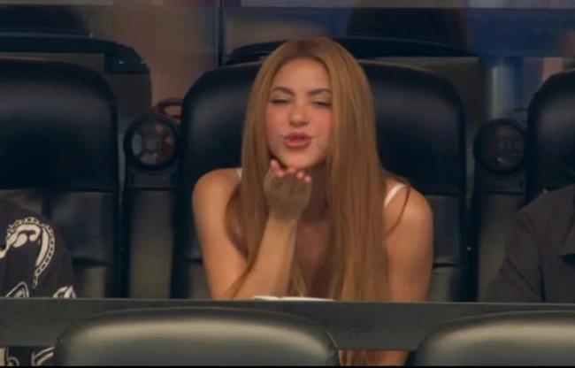 Shakira chiếm trọn spotlight trong trận Argentina đấu Áo