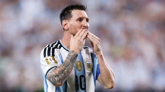 Ibrahimovic ngả mũ: "Lionel Messi là cầu thủ vĩ đại nhất lịch sử"