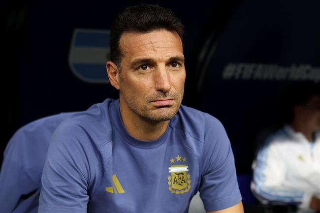 HLV Argentina "phát ngán" vì liên tục bị hỏi về Messi