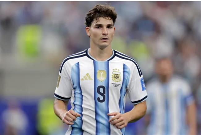 Julian Alvarez có câu trả lời cho Arsenal