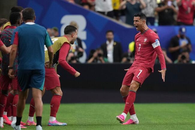 Ronaldo mơ về màn so tài Messi ở vòng loại trực tiếp 1 Ronaldo mơ về màn so tài Messi ở vòng loại trực tiếp 1
