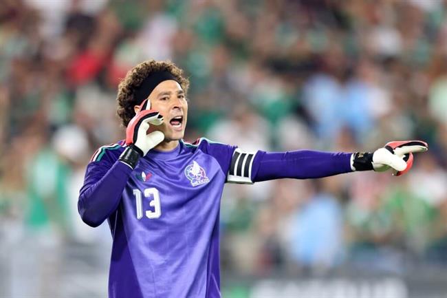 Guillermo Ochoa bật khóc khi đi vào lịch sử World Cup, sánh ngang Messi và Ronaldo