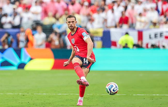 Jordan Henderson xúc động sau khi phá kỷ lục ở ĐT Anh