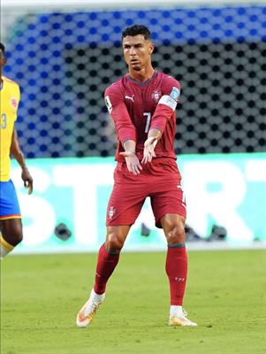 Ngỡ ngàng với quyết định của Ronaldo ở trận hoà Colombia 1