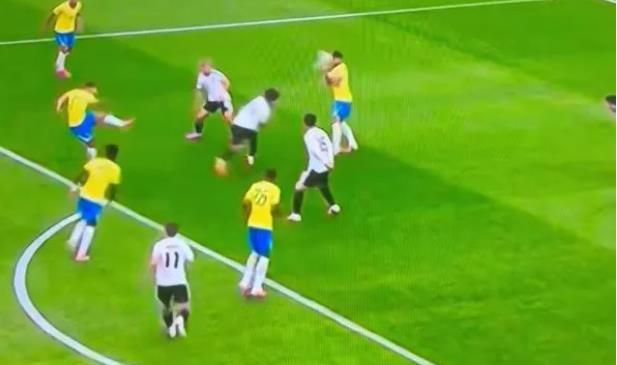 Bruno Guimaraes sút bóng thẳng vào mặt đồng đội
