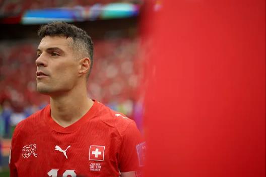 Chelsea bị chỉ trích vì đề nghị chiêu mộ Granit Xhaka