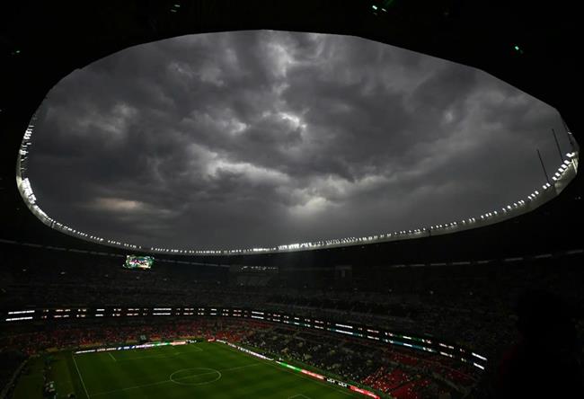 Mưa giông khiến trận Mexico vs Ecuador hoãn giờ bóng lăn