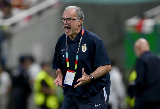 Marcelo Bielsa chia tay Uruguay sau buổi họp báo kéo dài 100 phút