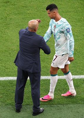 Roberto Martinez lí giải quyết định rút Ronaldo ra nghỉ 1
