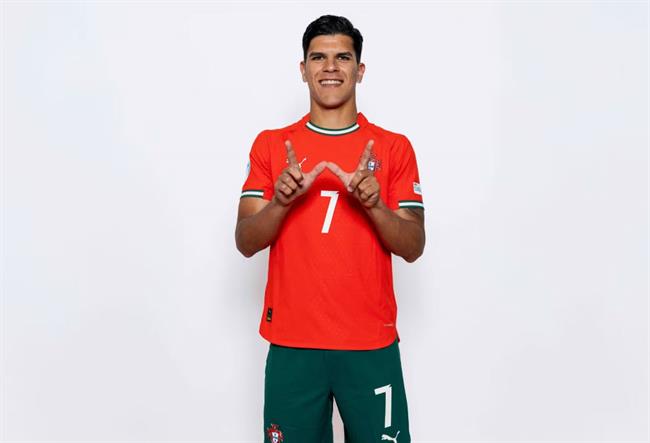 Tiểu sử tiền vệ trung tâm Mateus Fernandes của Tottenham