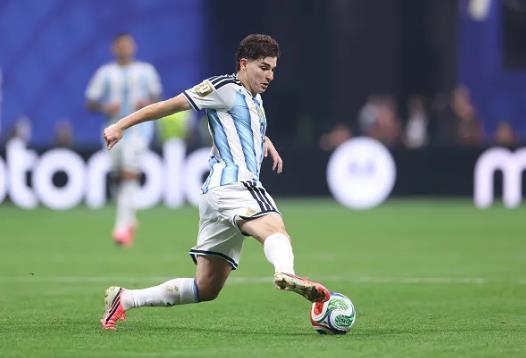 Lamine Yamal muốn Barca chiêu mộ Julian Alvarez