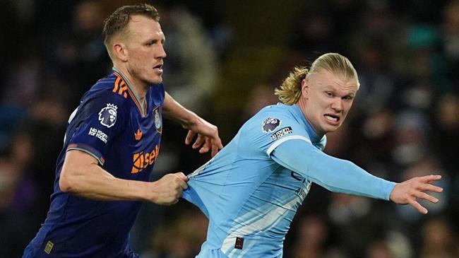 Dan Burn thích chạm mặt Erling Haaland