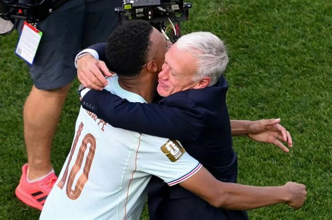 HLV Deschamps giải thích việc đưa Mbappe rời sân sớm