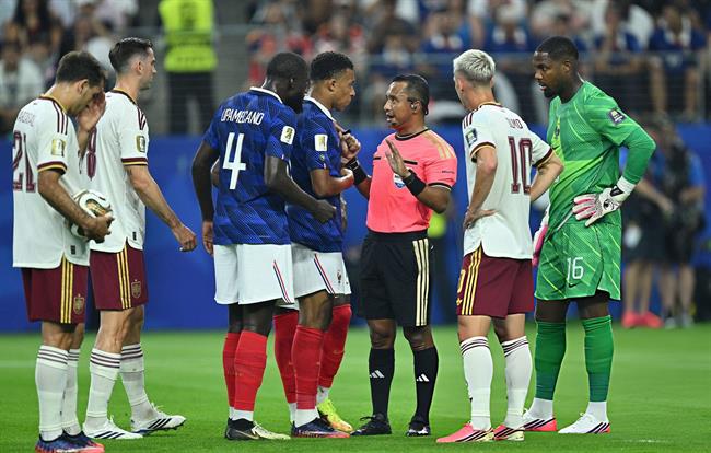 Deschamps chất vấn năng lực trọng tài sau trận thua Tây Ban Nha 1