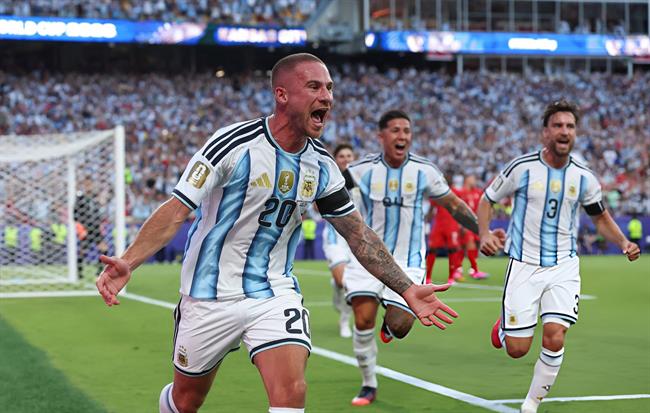 Maradona truyền cảm hứng cho Argentina trước trận đấu ĐT Anh