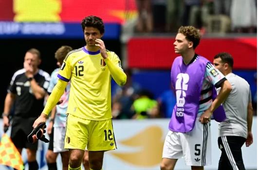 Eden Hazard lên tiếng bảo vệ Senne Lammens