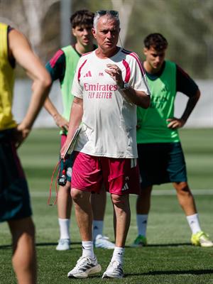 Alexander Arnold chia sẻ về trải nghiệm đầu tiên cùng Mourinho 1
