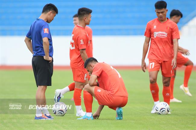 Dàn cầu thủ Việt Nam soi kỹ mặt sân Thái Nguyên