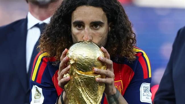 Cucurella quyết xăm hình HLV De la Fuente sau chức vô địch World Cup