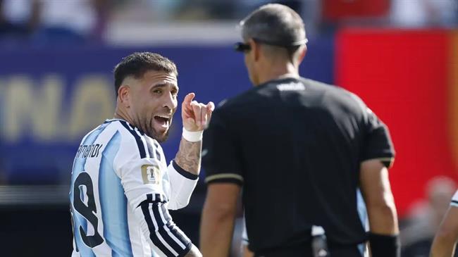 Otamendi đối đầu Rodri: "Các cậu đã than phiền trọng tài suốt cả tuần"