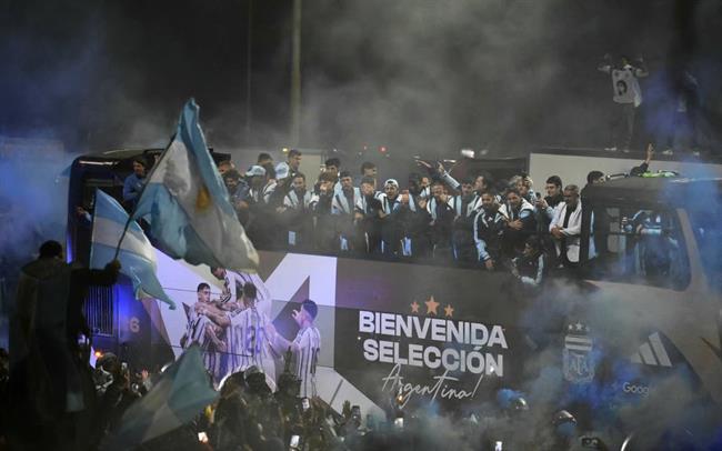 Tuyển Argentina trở về Buenos Aires mà không có Messi