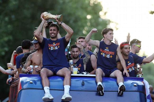 ĐT Tây Ban Nha diễu hành mừng giữa biển người tại Madrid