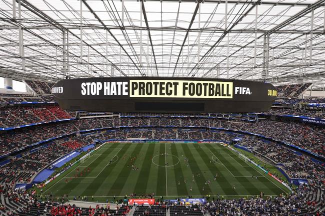 Toan canh ben trong San van dong Los Angeles khi man hinh hien thi thong diep "Hay cham dut han thu" truoc tran dau thuoc bang B World Cup 2026 giua Thuy Si va Bosnia va Herzegovina Inglewood My ngay 18 thang 6 nam 2026. (anh AFP)