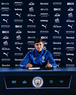 Hậu vệ Uzbekistan chính thức gia hạn với Man City 1