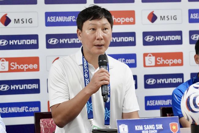 HLV Kim Sang Sik tiết lộ lý do thay Đình Bắc ngay từ hiệp 1