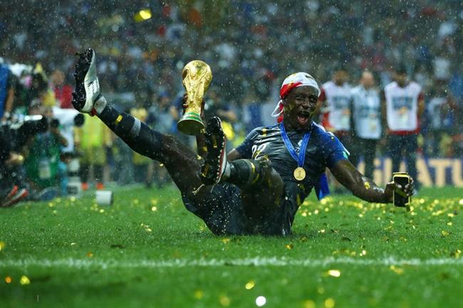 Nhà vô địch World Cup bán bản sao cúp hỏng thu về hơn 1,6 tỷ 1