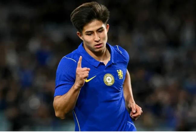 Tân binh 18 tuổi của Chelsea mạnh và nhanh hơn Liam Delap