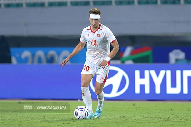 Việt Anh rách mí mắt sau màn đối đầu “người khổng lồ” bên phía Indonesia