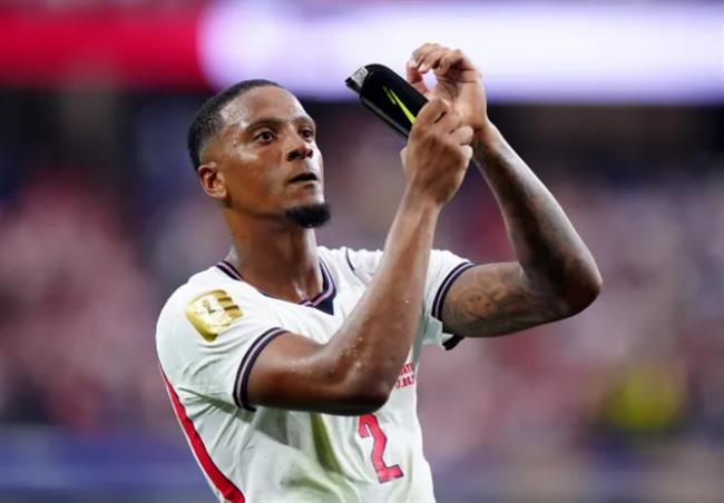 Arsenal gửi thêm đề nghị vụ Ezri Konsa