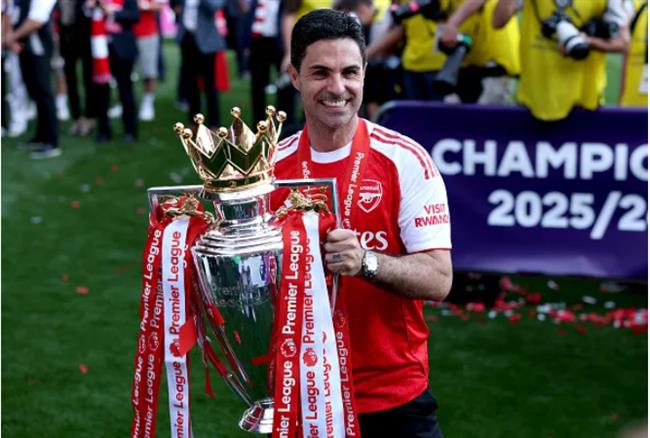 Arsenal vo dich Ngoai hang Anh mua giai vua qua.